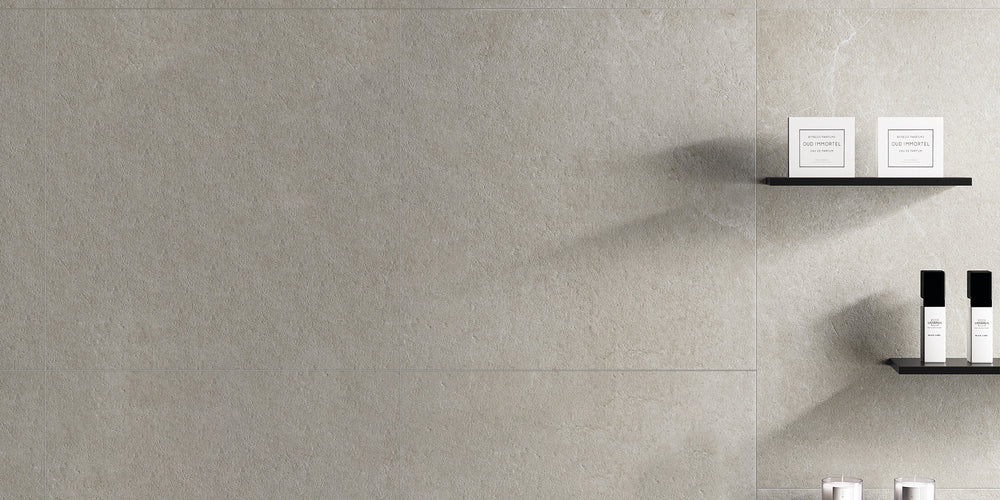 A stylish ambiance captured in this lifestyle image with Epika Pearl matte porcelain, offering a refined and luminous touch.