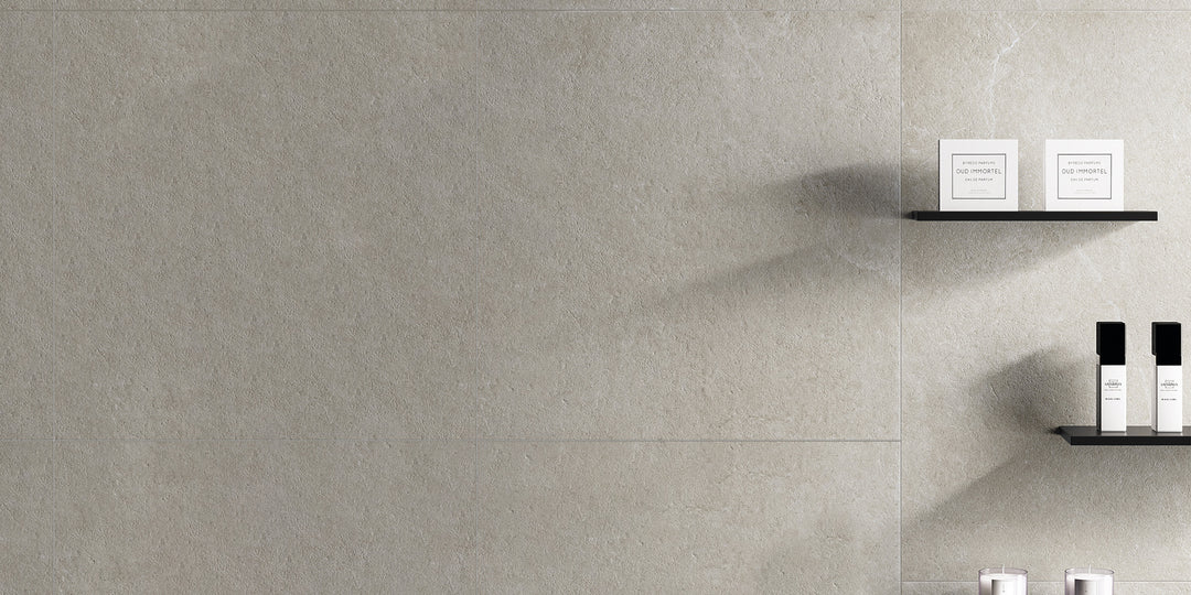 A stylish ambiance captured in this lifestyle image with Epika Pearl matte porcelain, offering a refined and luminous touch.