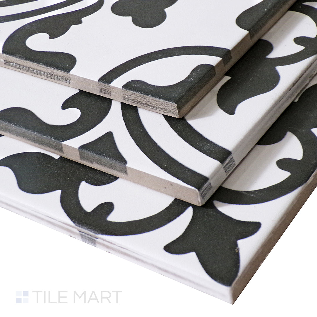 The striking black and white pattern comes alive from this angled perspective, showcasing the matte surface of Frame 15 Clover.