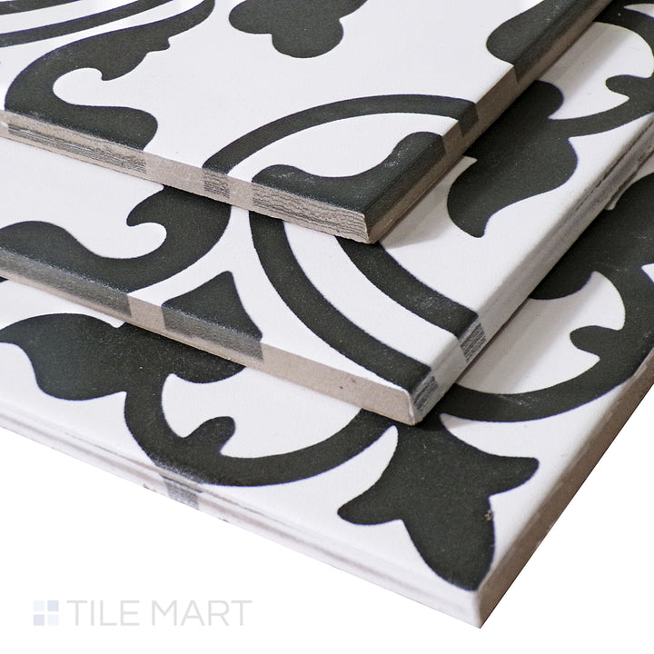 The striking black and white pattern comes alive from this angled perspective, showcasing the matte surface of Frame 15 Clover.