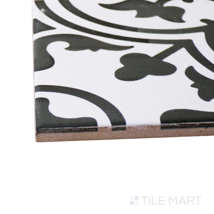 A corner shot of the Frame 15 Clover B&W 6x6 matte porcelain tile highlights its bold black-and-white clover pattern with a smooth matte finish, perfect for creating eye-catching designs.