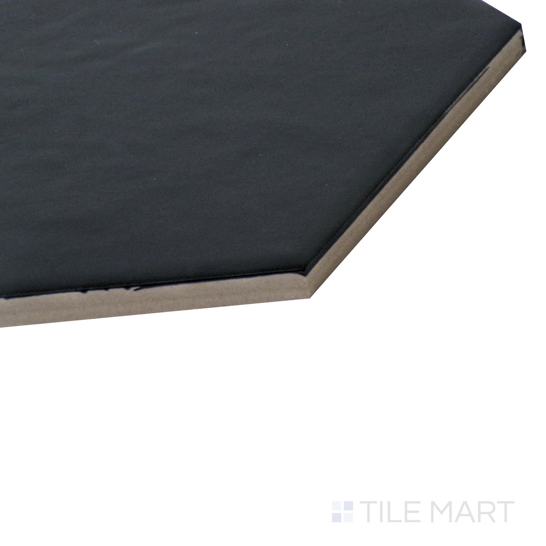 A side-angle perspective enhances the cool gray tones of this Gris hexagon tile, reflecting its sophisticated matte texture.