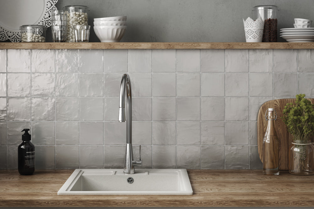 A sleek and versatile interior highlighted by Mallorca Grey 4X4 matte ceramic, offering a balanced and contemporary appeal.