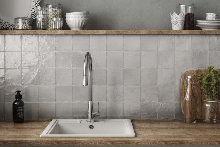 A sleek and versatile interior highlighted by Mallorca Grey 4X4 matte ceramic, offering a balanced and contemporary appeal.