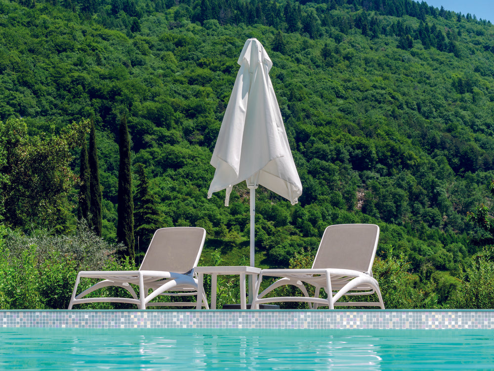 A lush and nature-inspired space with Opalescent Claro Verde 1