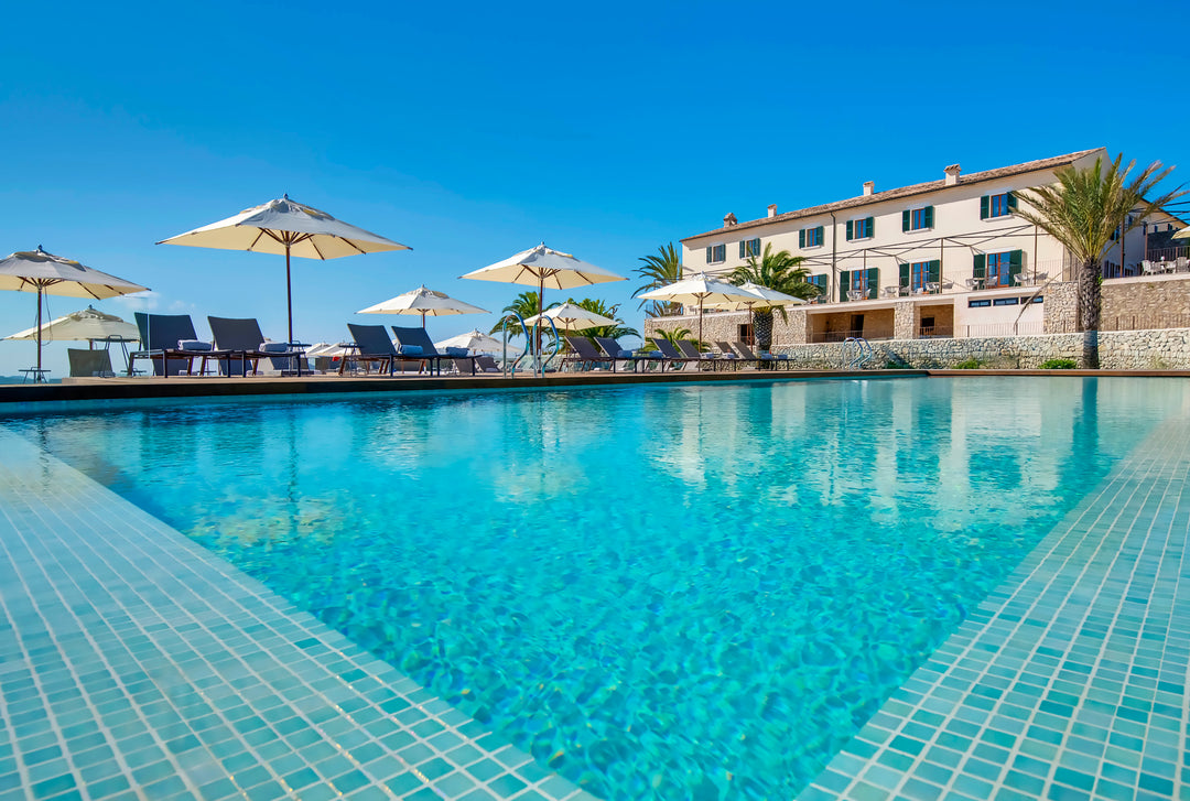 A dynamic and organic-inspired setting featuring Opalescent Verde 1" square glossy glass mosaic, adding depth and visual interest.