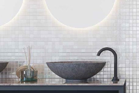 A timeless and elegant backdrop with Opalo Blanco 1" square glossy glass mosaic, delivering a bright and polished ambiance.