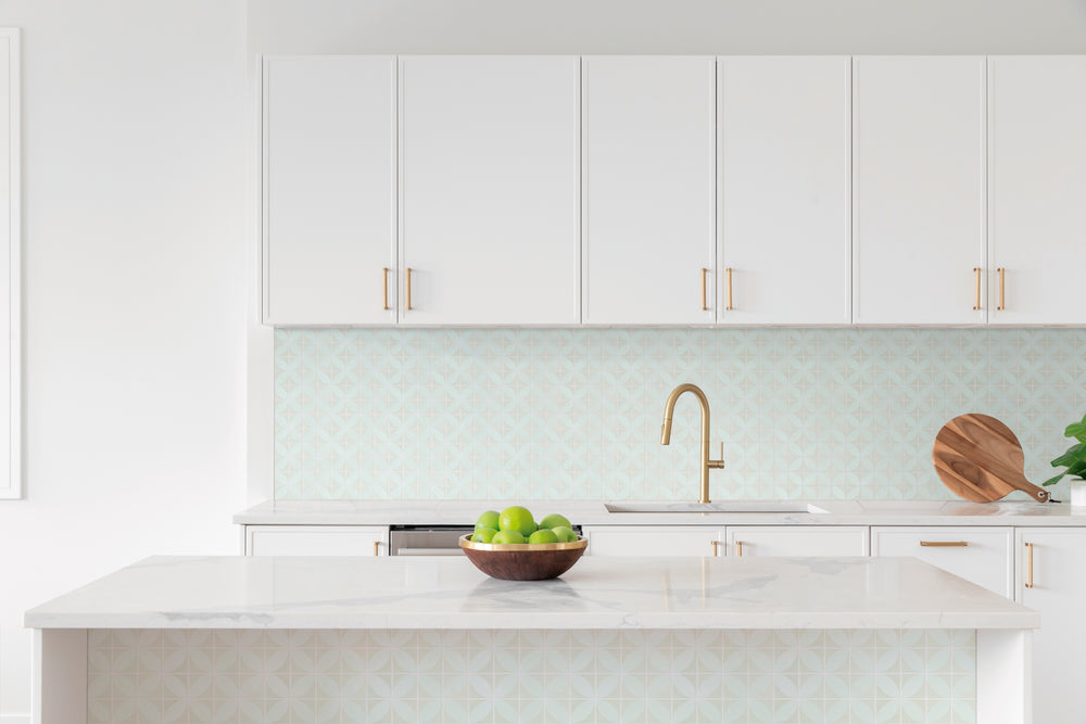 A soft and graceful tone that brings a timeless appeal, highlighted by Onix Glass - Icon Cream 2