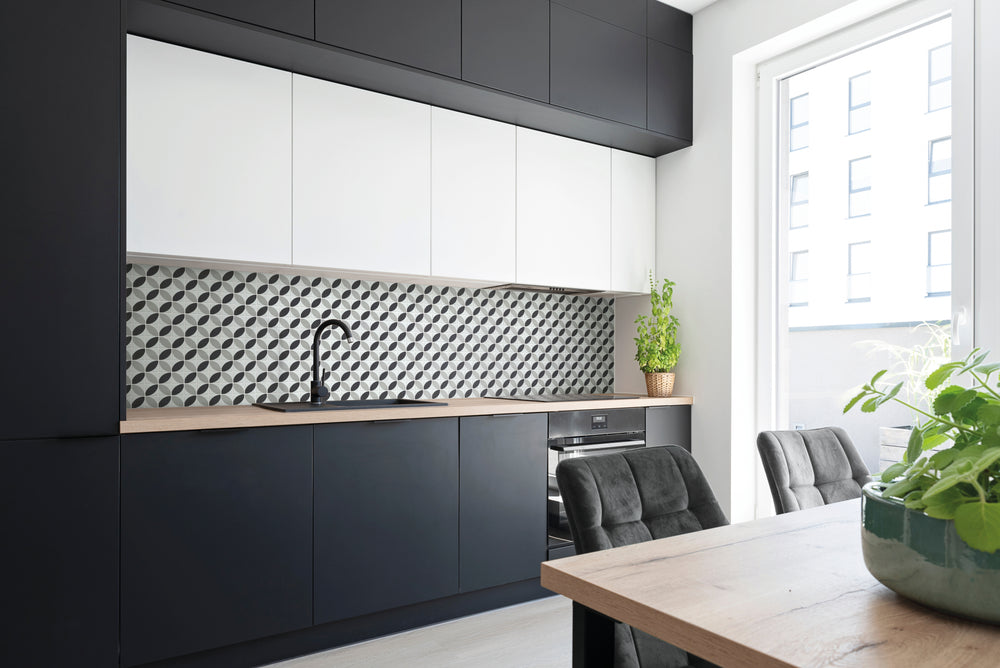 A bold and dramatic surface that adds a sophisticated touch, complemented by Onix Glass - Icon Black 2