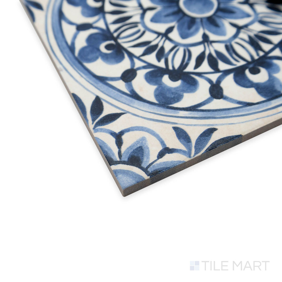 Corner-focused shot of Amuri Decoro Pizzo Avorio tile highlighting its delicate lace-like design and creamy ivory base.