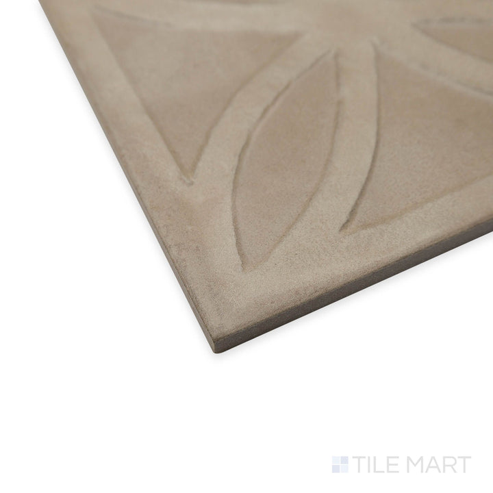 Perspective capture of Amuri Struttura 3D Gelosia Grigio tile with crisp gray tones and modern linear structure.