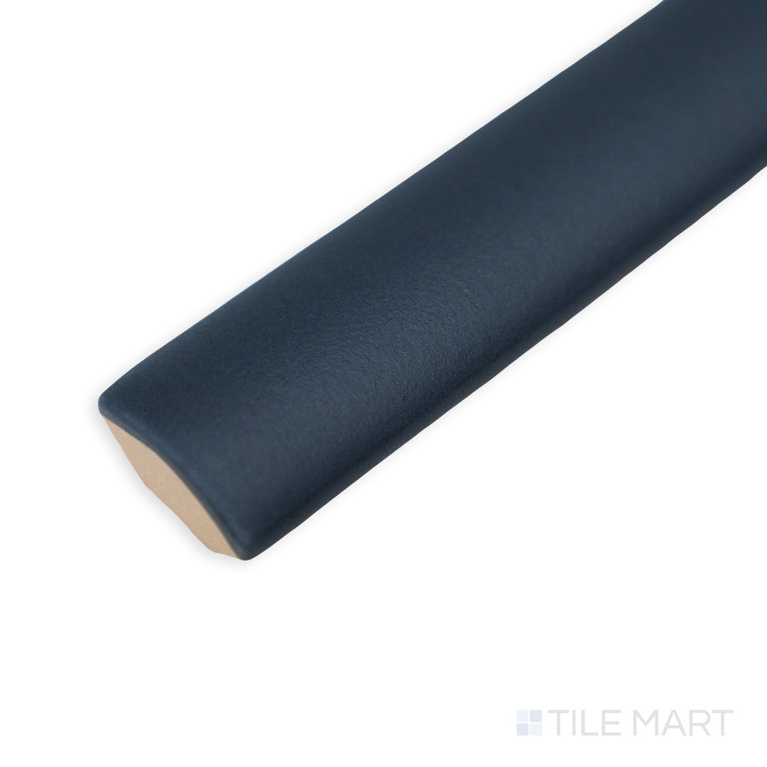 Corner shot of Van Azul Jolly tile highlighting its narrow structure and rich navy-blue ceramic tone.