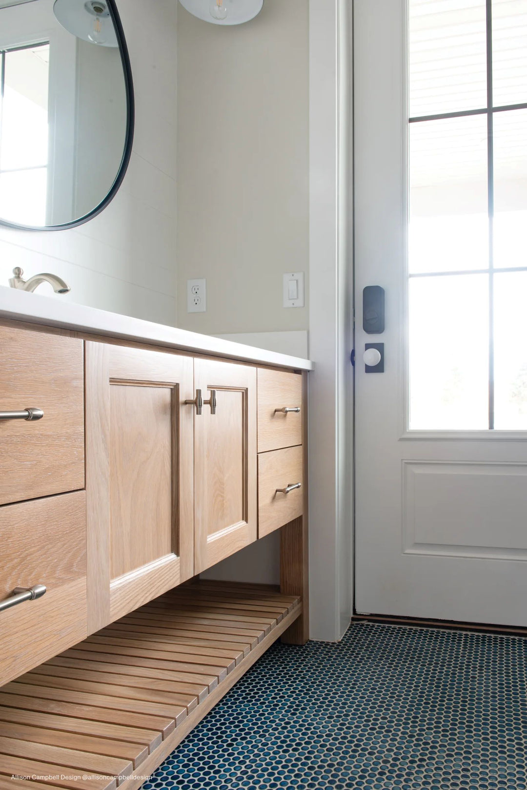 A vibrant lagoon blue with a glossy glaze, 360° Lagoon 3/4" penny round porcelain mosaic adds a dynamic and fresh look.