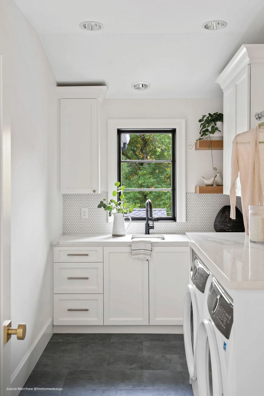 A crisp and timeless look that brightens up any setting, featuring 360° White 3/4