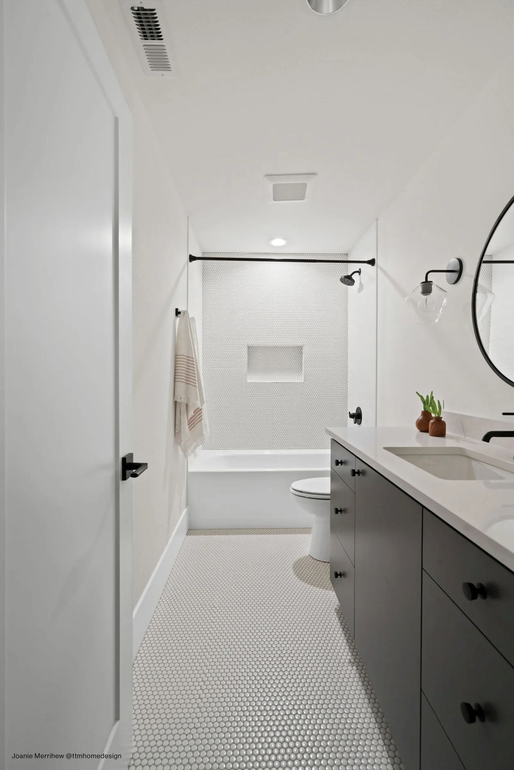 A bright and versatile surface that enhances any style, complemented by 360° White 3/4