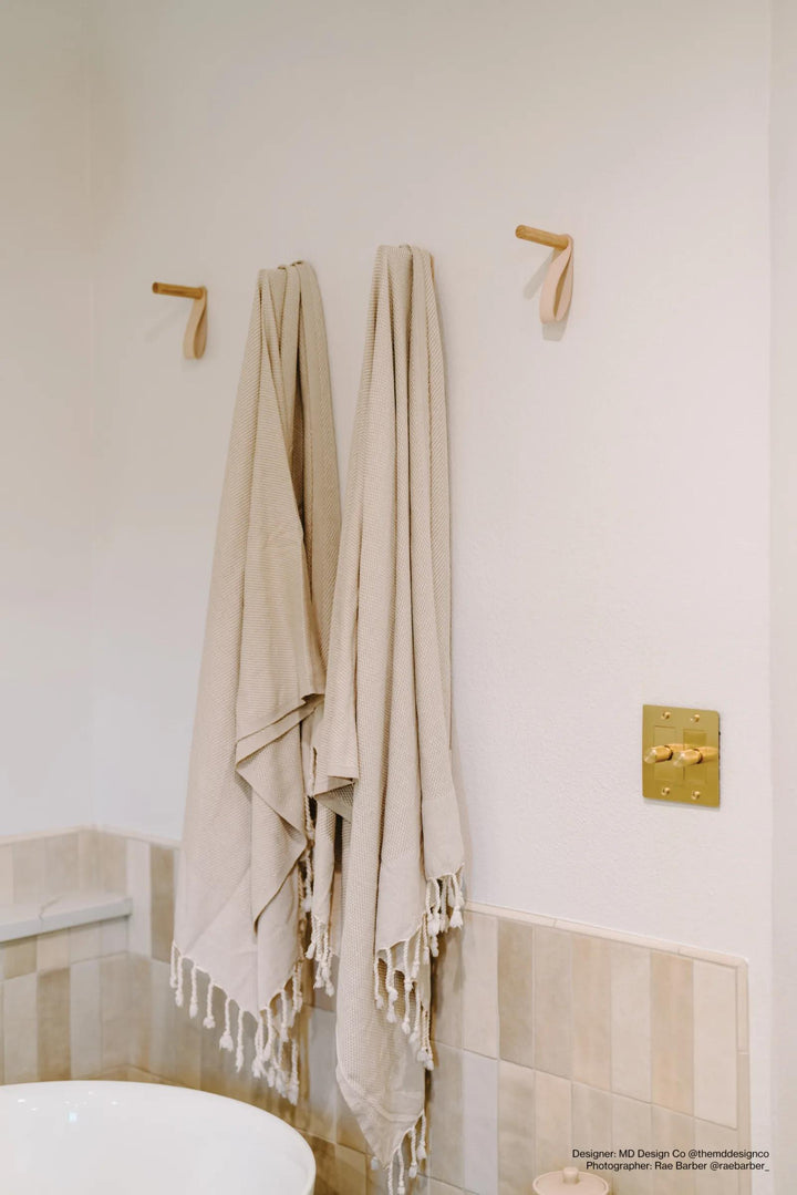 A touch of classic charm with a creamy, high-gloss finish, enhancing any kitchen or bath with Cloe Crème 2.5X8 Gloss Glazed Ceramic.