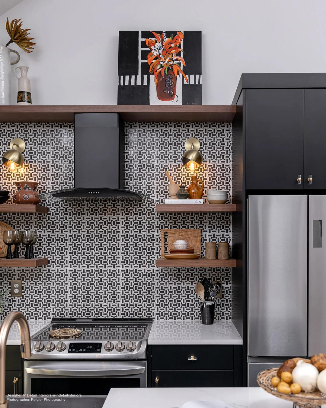 A classic and elegant European-inspired aesthetic with Cloe Loire 5X5 Gloss Glazed Ceramic, adding an artistic touch to the space.