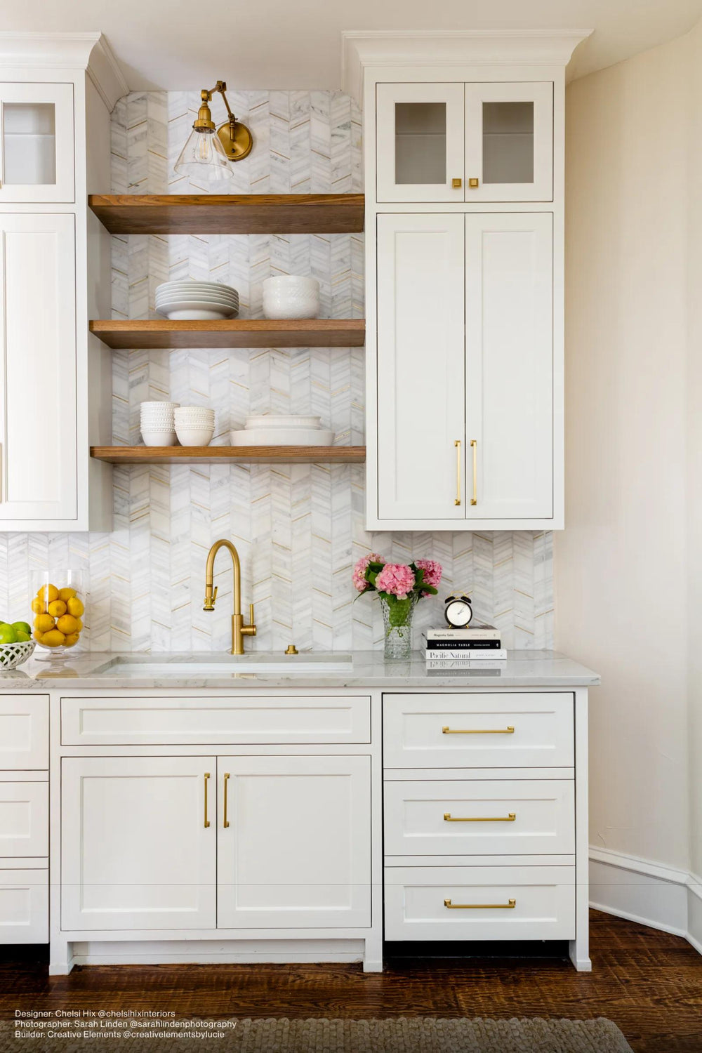 A chevron pattern crafted from honed Bianco marble and brass, creating a refined aesthetic with Ferrara Bianco Chevron Honed Marble, Brass Mosaic.