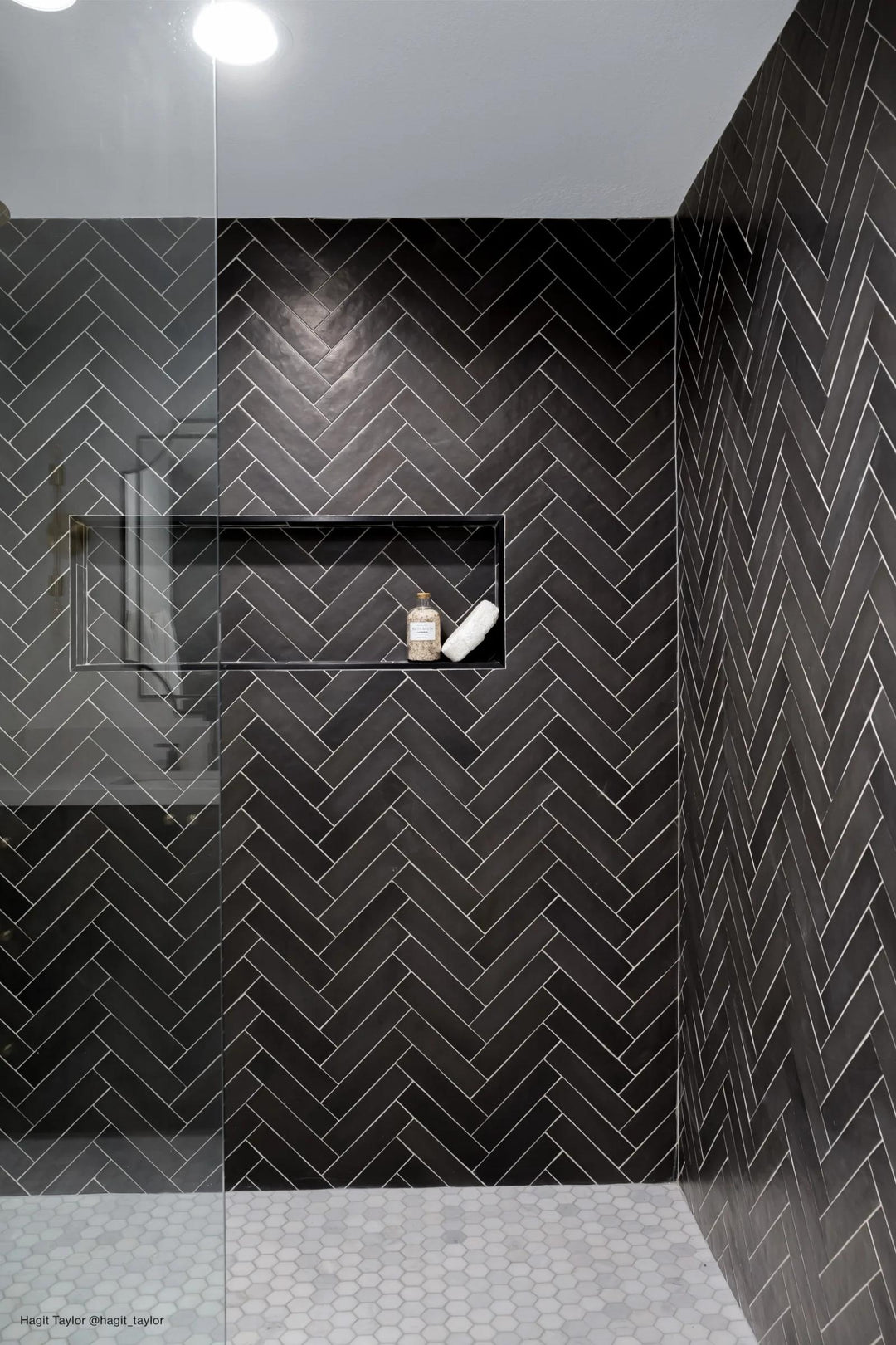 A deep black matte surface offers a bold and contemporary statement, delivering a refined touch with Makoto Kuroi Black 2.5x10 matte ceramic.