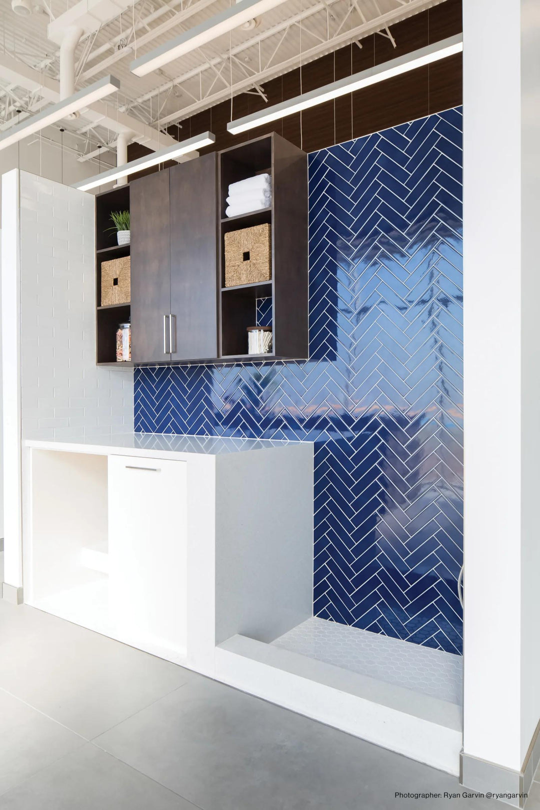 Flowing with movement, Zenia Tide 2.5X9 gloss glazed porcelain mirrors the serenity of ocean waves, bringing a dynamic yet calming presence.