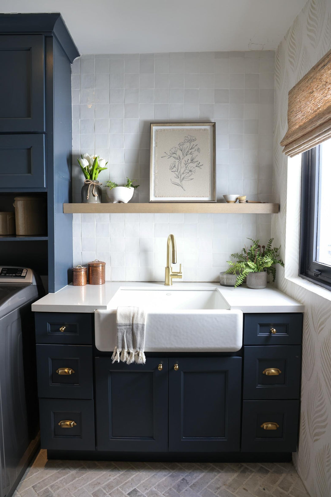 Bringing artisan character to the forefront, this roomscene showcases Zellige Neo Gesso 4x4 glossy glazed ceramic tile with its handcrafted look and high-gloss surface.