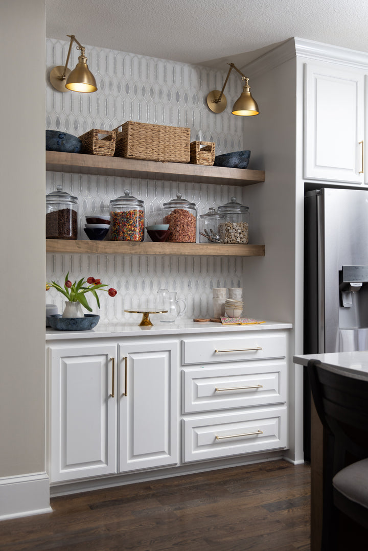 A luxurious blend of Carrara, Thassos, and mother-of-pearl polished surfaces offers an elegant and luminous appeal in this Lavaliere Carrara/Thassos/Mother Pearl Imaginare mosaic.