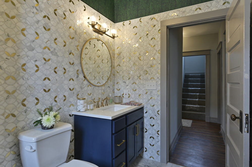 A luxurious Calacatta Gold marble with intricate brass detailing adds depth and sophistication in this Lavaliere Calacatta Gold/Brass Shapestry polished mosaic.