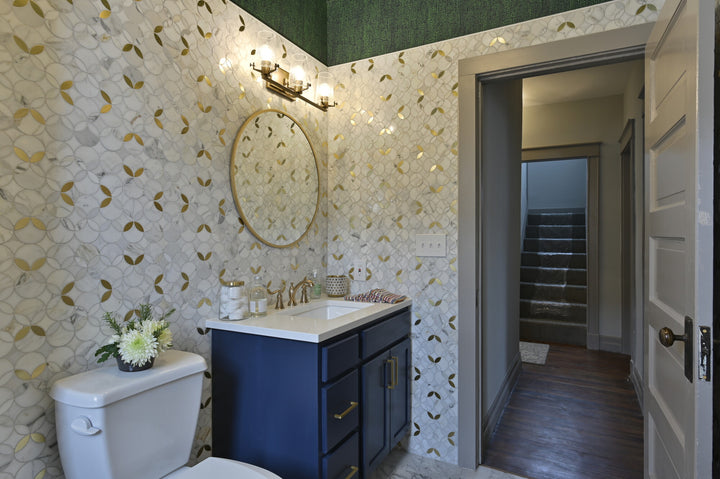 A luxurious Calacatta Gold marble with intricate brass detailing adds depth and sophistication in this Lavaliere Calacatta Gold/Brass Shapestry polished mosaic.