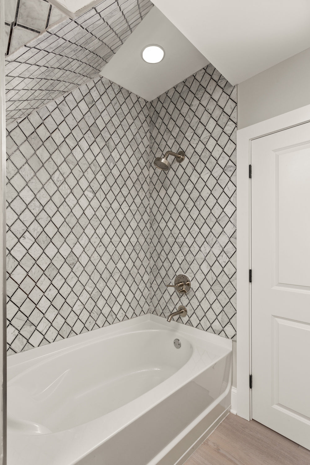 A bold mix of Carrara White marble and black antique mirror with a chain link pattern delivers a sleek, high-contrast look in this Lavaliere Carrara White/Black Ant Mirror Chain Link polished mosaic.