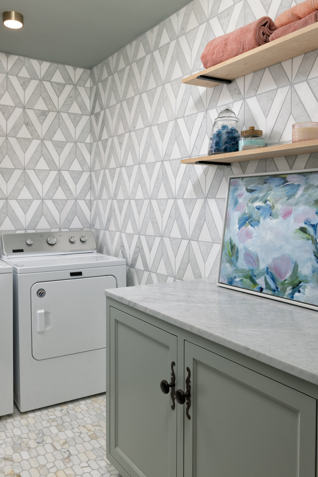 A pristine combination of Carrara White and Thassos White marble in a radiant honed finish creates a sophisticated and airy aesthetic in this Lavaliere Carrara White/Thassos White Radiant mosaic.