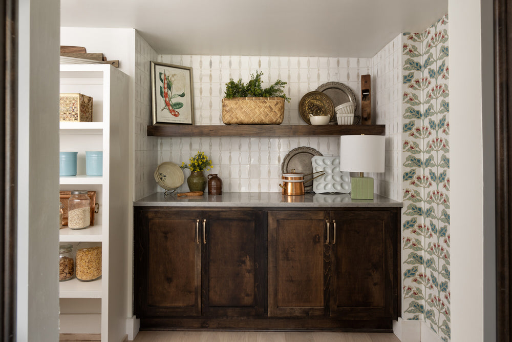 A refined blend of Namaste and Thassos marble with a polished finish creates a sleek, structured design in this Perfit Mosaix Bannister mosaic.