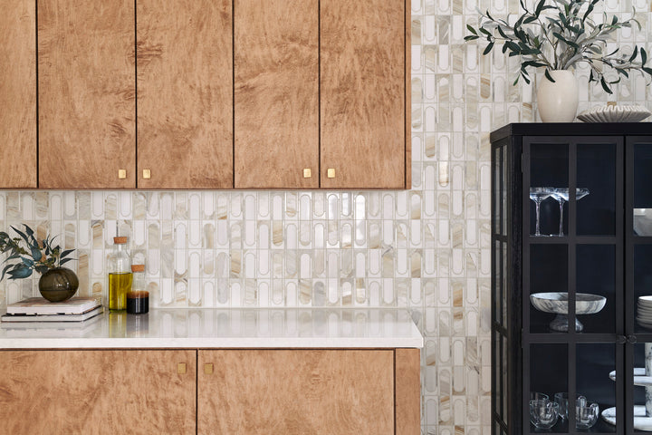 A harmonious mix of Namaste and Thassos marble with a polished surface brings a modern geometric touch in this Perfit Mosaix Capsule mosaic.
