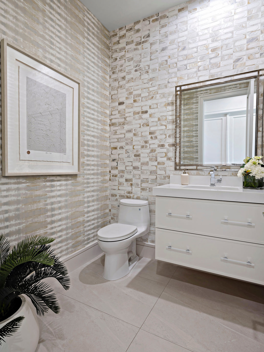 Installed in a real-life interior, the Perfit Mosaix Namaste and Thassos capsule polished mosaic creates a refined stone look with subtle contrast