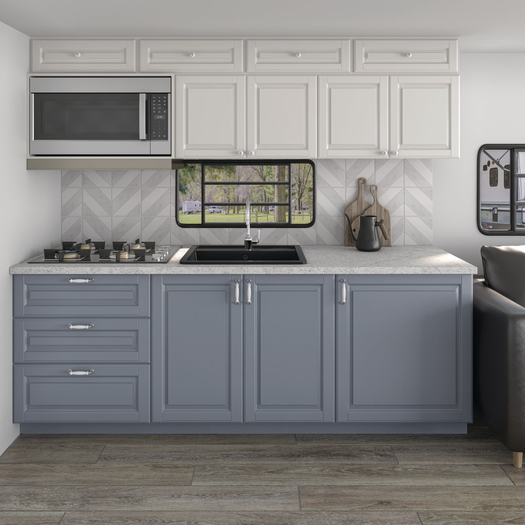 A soft contrast of Saran White and Thassos marble with a honed finish offers a subtle yet sophisticated look in this Perfit Mosaix Dash mosaic.