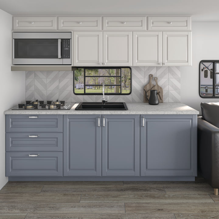 A soft contrast of Saran White and Thassos marble with a honed finish offers a subtle yet sophisticated look in this Perfit Mosaix Dash mosaic.