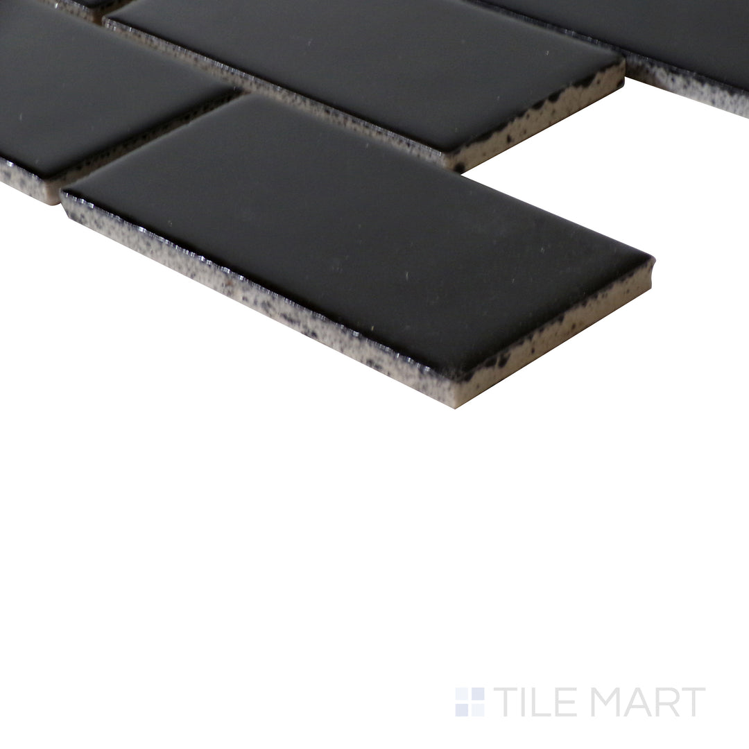 Corner shot of BLACK GLOSSY 2X4 PORCELAIN MOSAIC with a GLOSSY finish, showing the robust material and finely finished edge through a focused corner view.