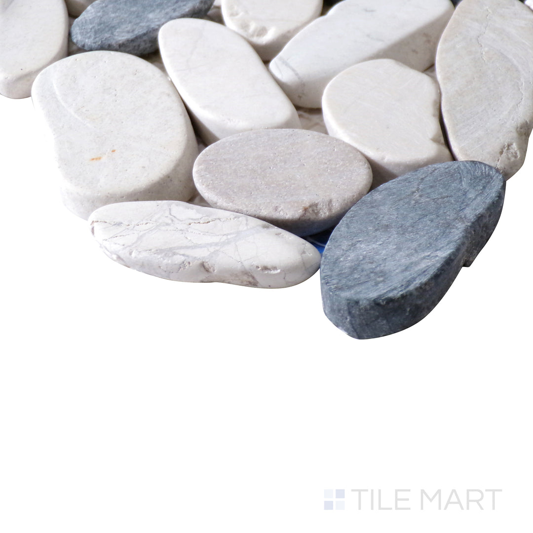 Corner shot of BLACK AND WHITE PEBBLES MESH BACKED PORCELAIN MOSAIC with a TUMBLED finish, demonstrating the sturdy material and its subtle layering at the corner.