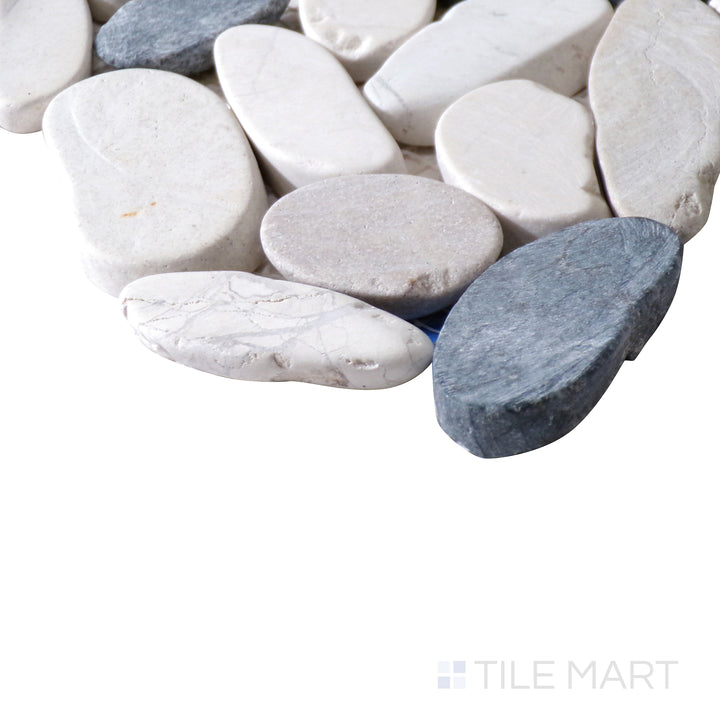 Corner shot of BLACK AND WHITE PEBBLES MESH BACKED PORCELAIN MOSAIC with a TUMBLED finish, demonstrating the sturdy material and its subtle layering at the corner.