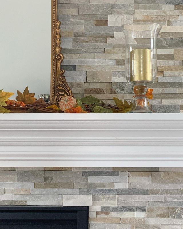 Bringing focus to the sophisticated look of MALIBU GOLD 6X24 PANEL QUARTZITE PANEL with a SPLITFACE finish, creating a relaxed atmosphere with its serene presence.