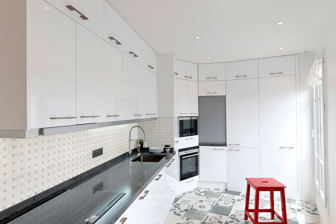 A playful and sophisticated pattern of polished marble adds character, effortlessly blending with Bianco Dolomite Dotty Polished Marble Mosaic.