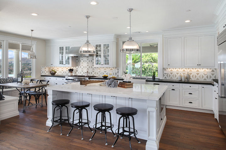 Geometric marble accents bring an artistic touch, offering a luxurious feel that pairs well with Bianco Dolomite Geometrica Polished Marble Mosaic.