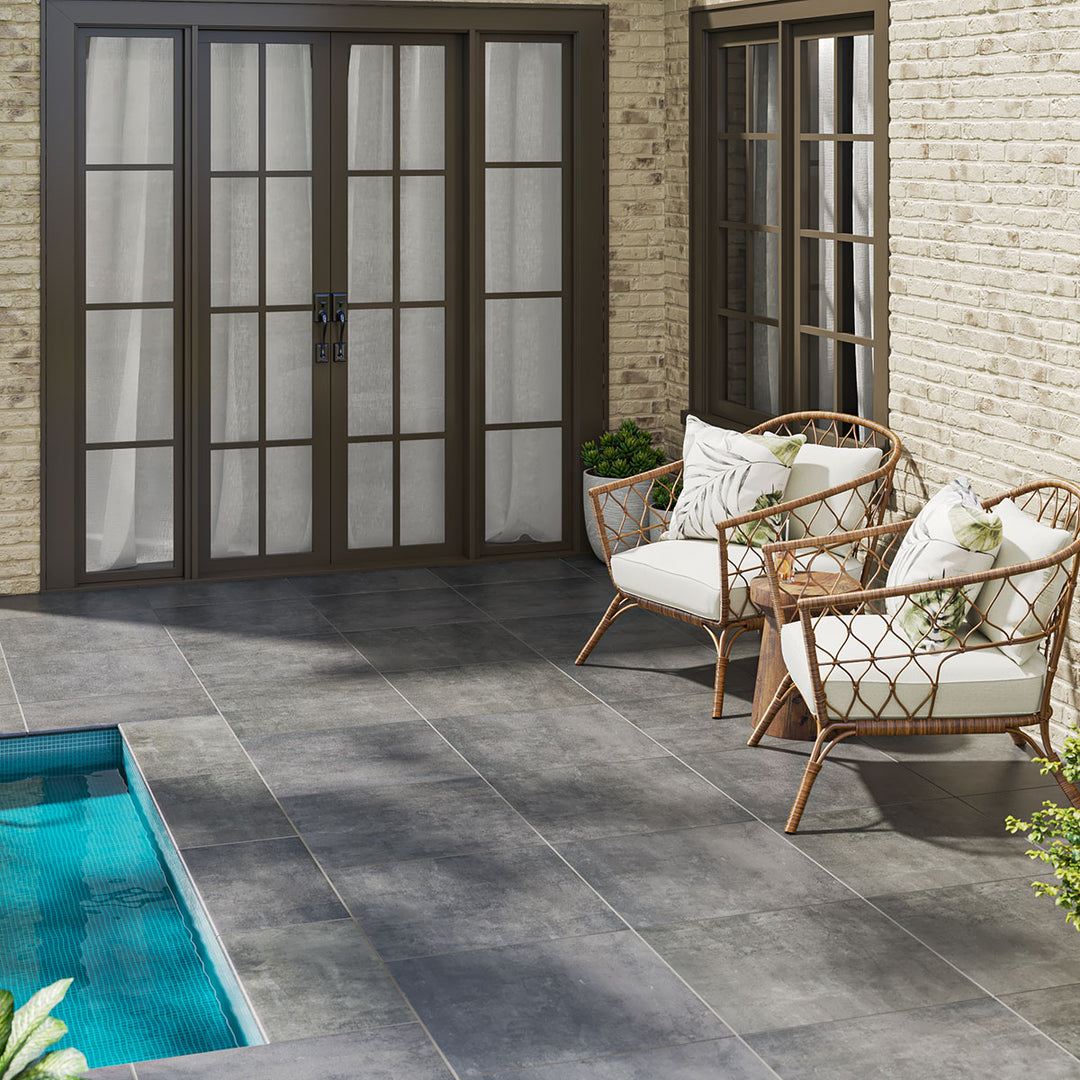 A deep antracite tone with a matte surface offers a bold and industrial-inspired foundation, beautifully achieved with Benton Antracite 13x24 coping matte porcelain.