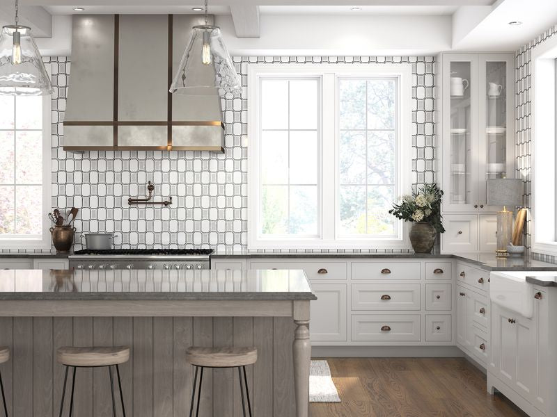 Chic beige tiles subtly complement the design of this space, bringing neutral tones and a refined look.