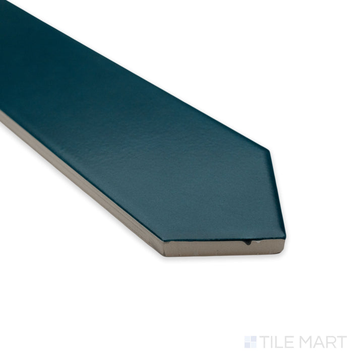 Side-angle close-up of Block Verde 2X10 Arrow matte ceramic tile, highlighting its refreshing green hue, subtle matte glaze, and structured layout at the corner.