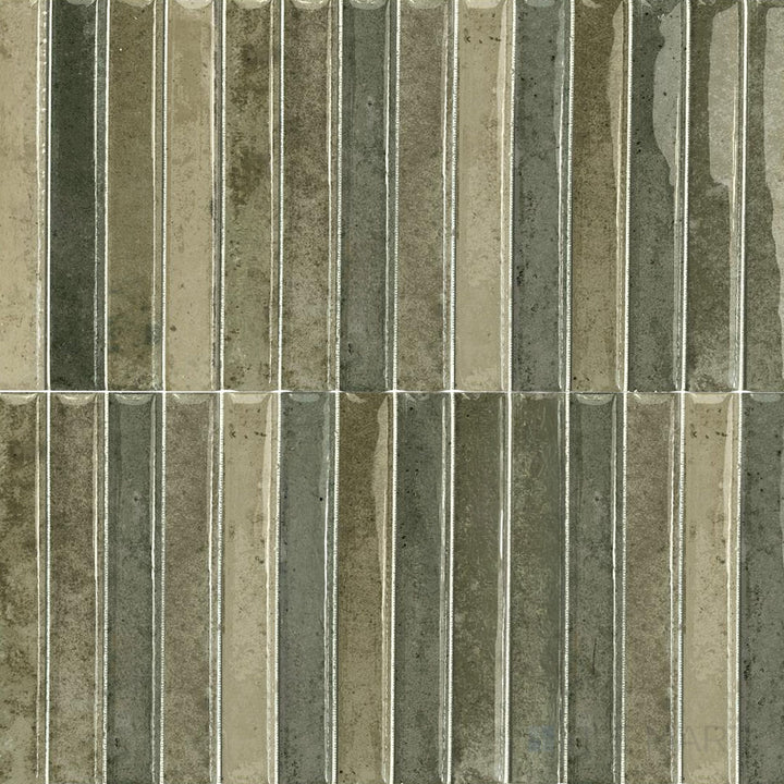 Earthy green with a rich, glossy glaze, this Kit Kat Musgo mosaic brings a grounded, natural look.