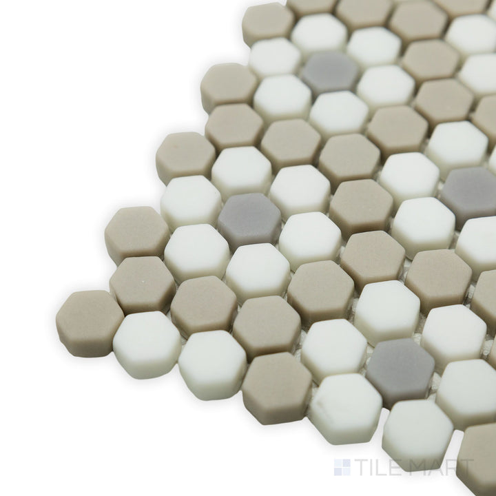 A touch of rustic sophistication is captured in this corner shot of the Geometro Dijon Country 3/8" hexagon matte recycled glass mosaic, featuring a soft matte texture and harmonious color blend.