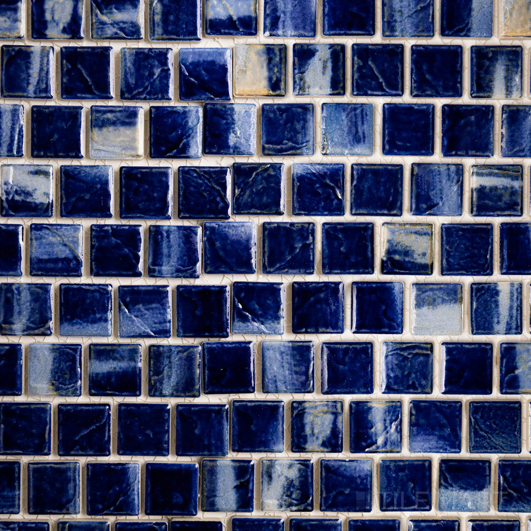 Aerial look highlighting the NAMI WAVE CREST 1X1 in GLOSSY finish. Its design is suited for modern settings where texture and tone are essential.