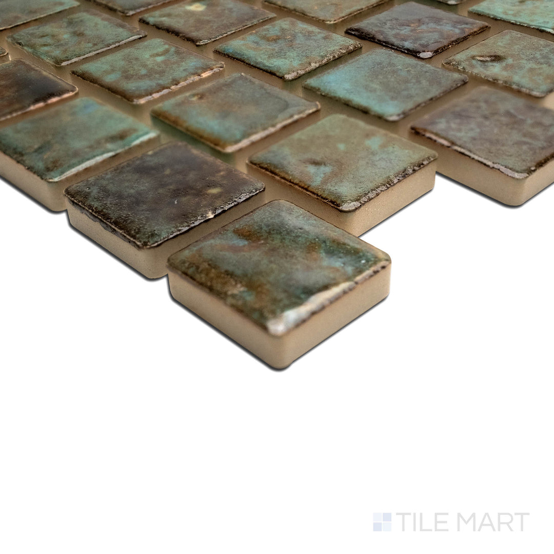 A sharp corner image displaying the JOYA 100 VERDE 1X1, capturing the precision-cut edges and rich texture of the PORCELAIN material. Its form ensures a neat, refined appearance when used for corners or trims.