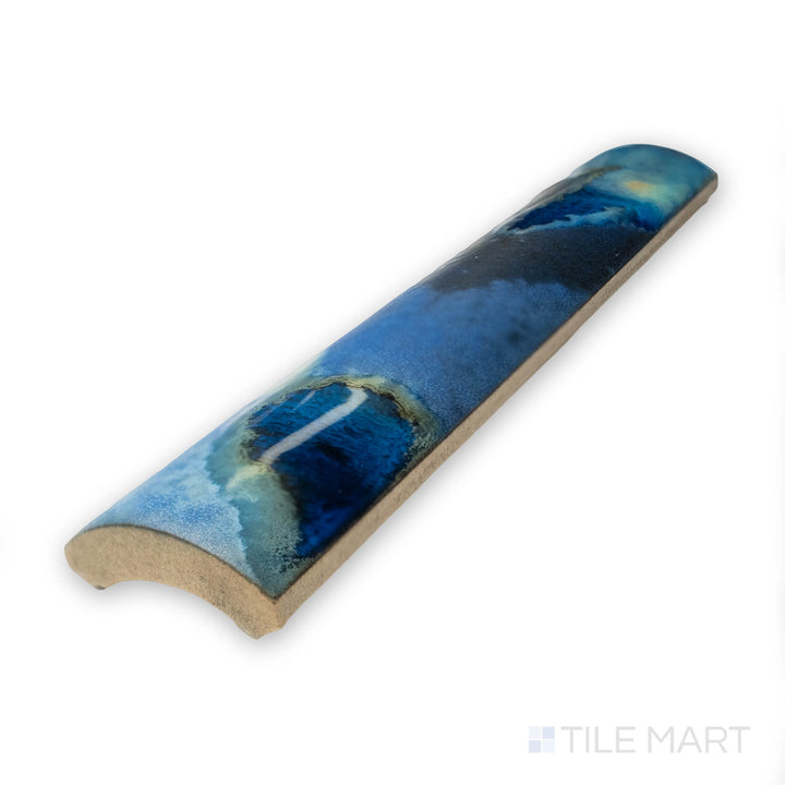 Focused view showcasing the SORA 1X6 BEAD TRIM showing off its intricate design and polished SEMI GLOSS. This tile’s fine edges are designed to create clean lines and seamless finishes.